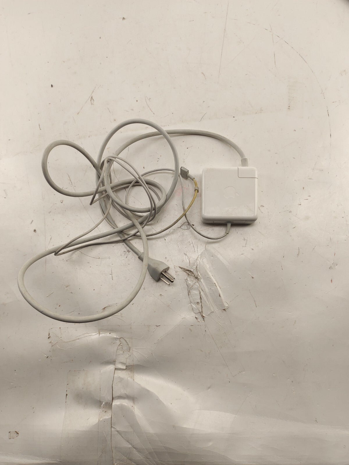 Apple MacBook Pro 15.4" (1 TB SSD) A1398 Laptop with OEM Charger