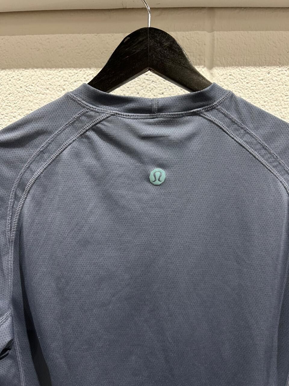 Lululemon Silverescent Wet Dry Warm Men's Blue T- Shirt Short Sleeve Size Small