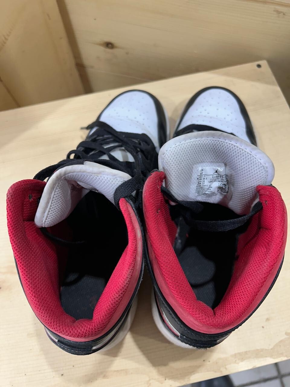 Nike Air Jordan 1 Mid Kid's Size 6Y Black Red