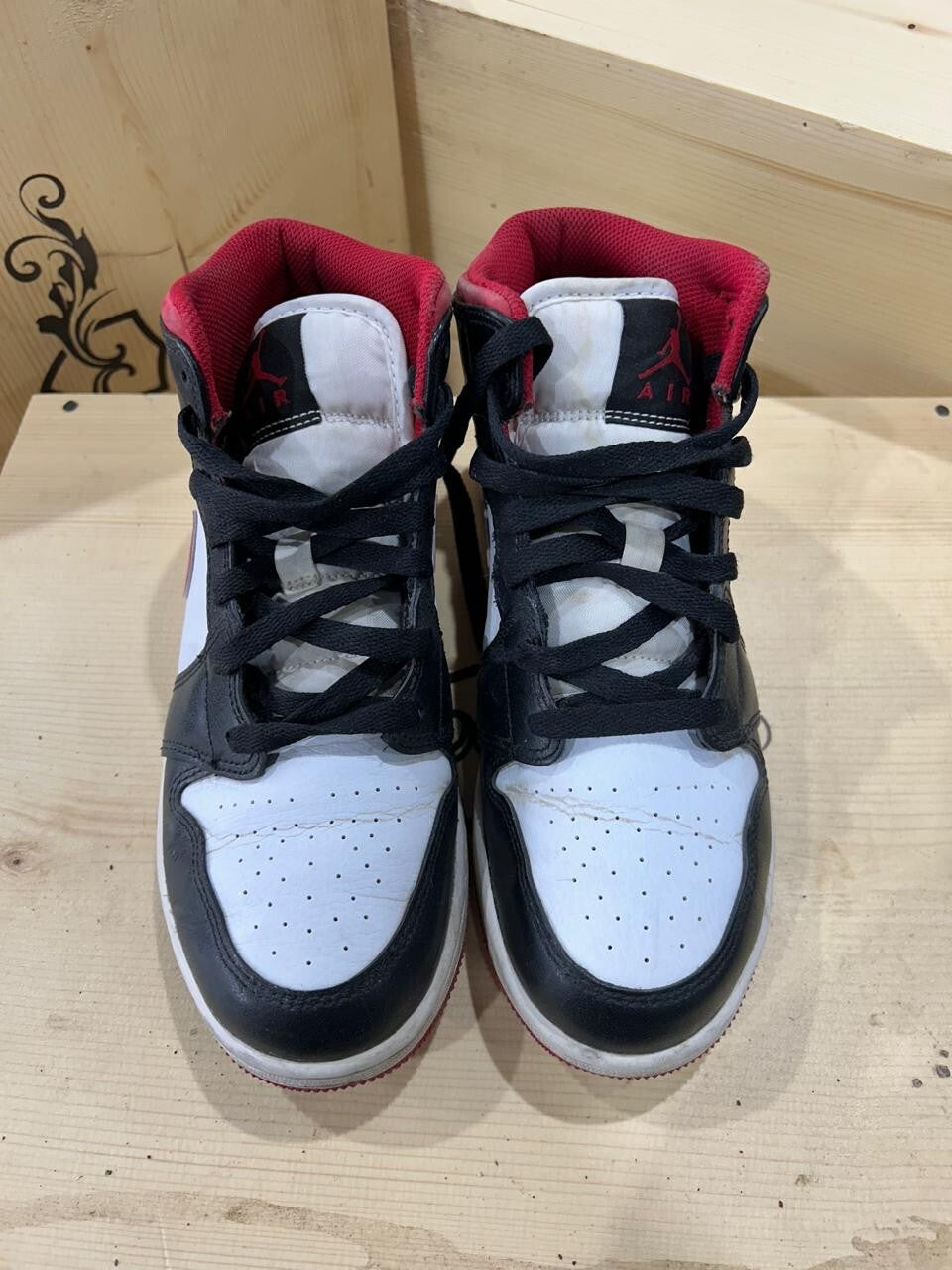 Nike Air Jordan 1 Mid Kid's Size 6Y Black Red