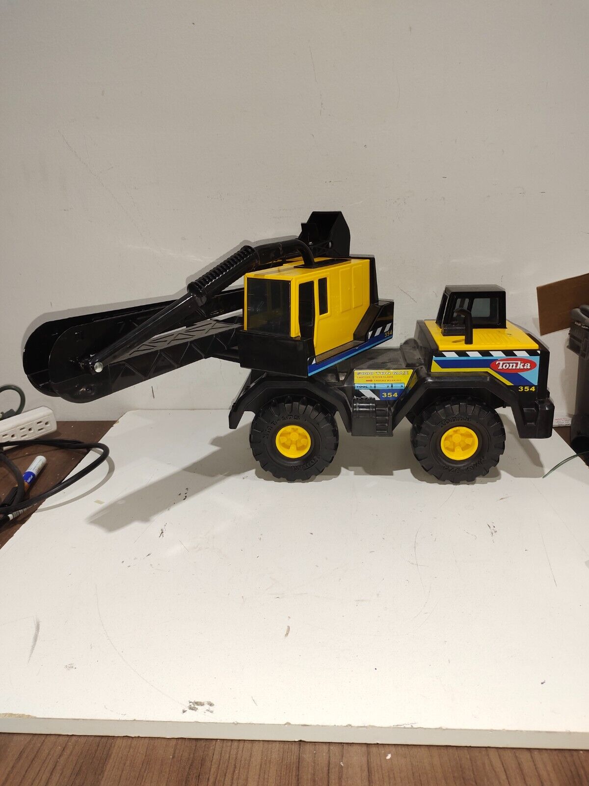 2013 HASBRO Funrise Tonka 354 toy Bucket Truck w/XMB-975 Wheels good