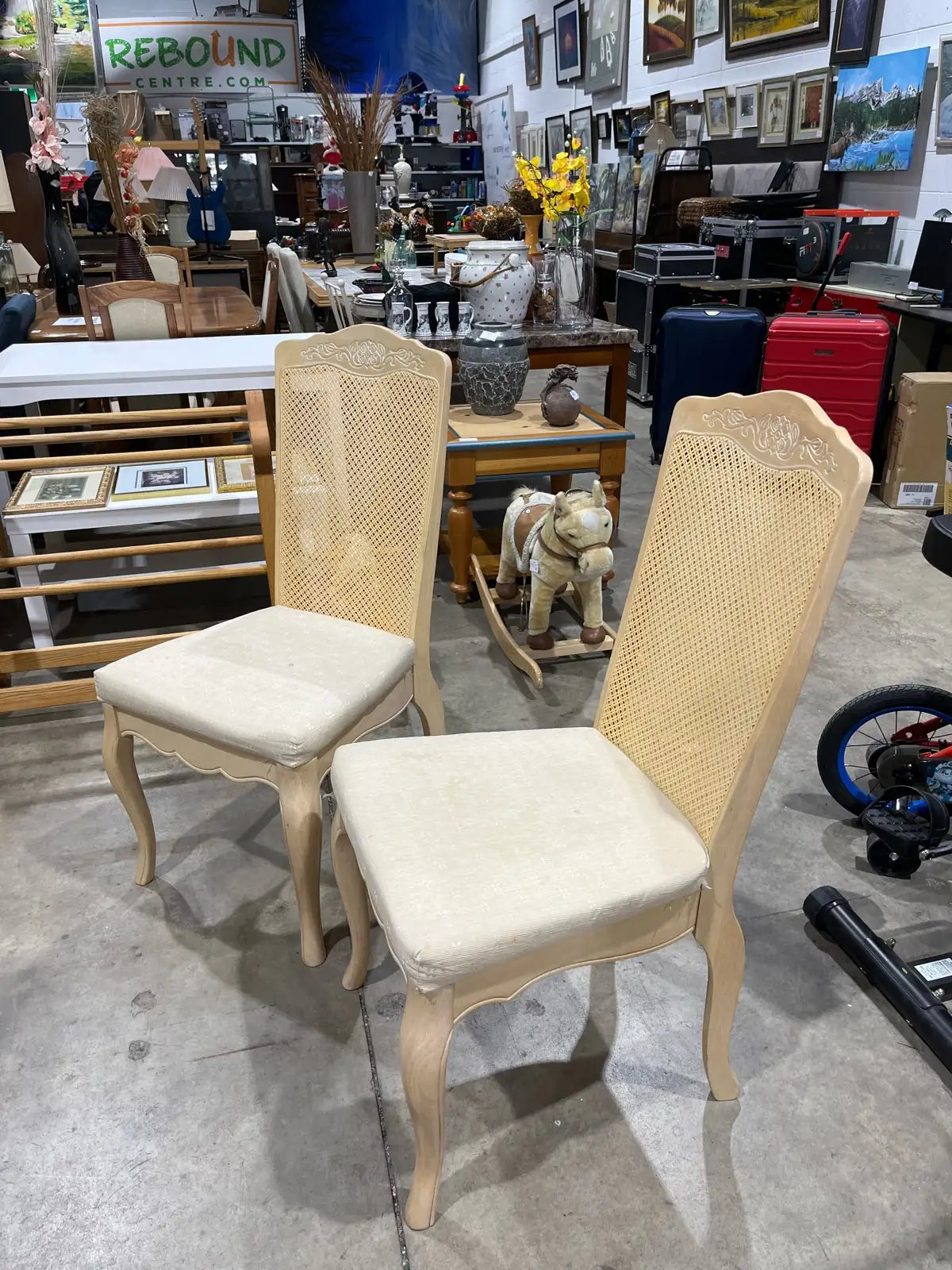 Dining chairs 6 are available