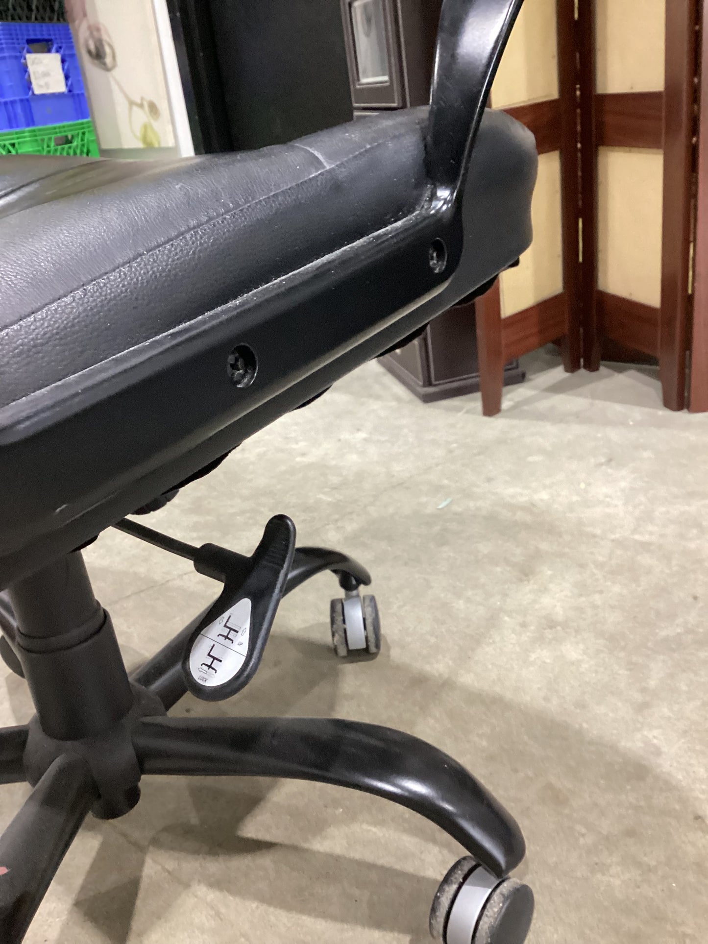 Black Leather Office Chair (27x24)