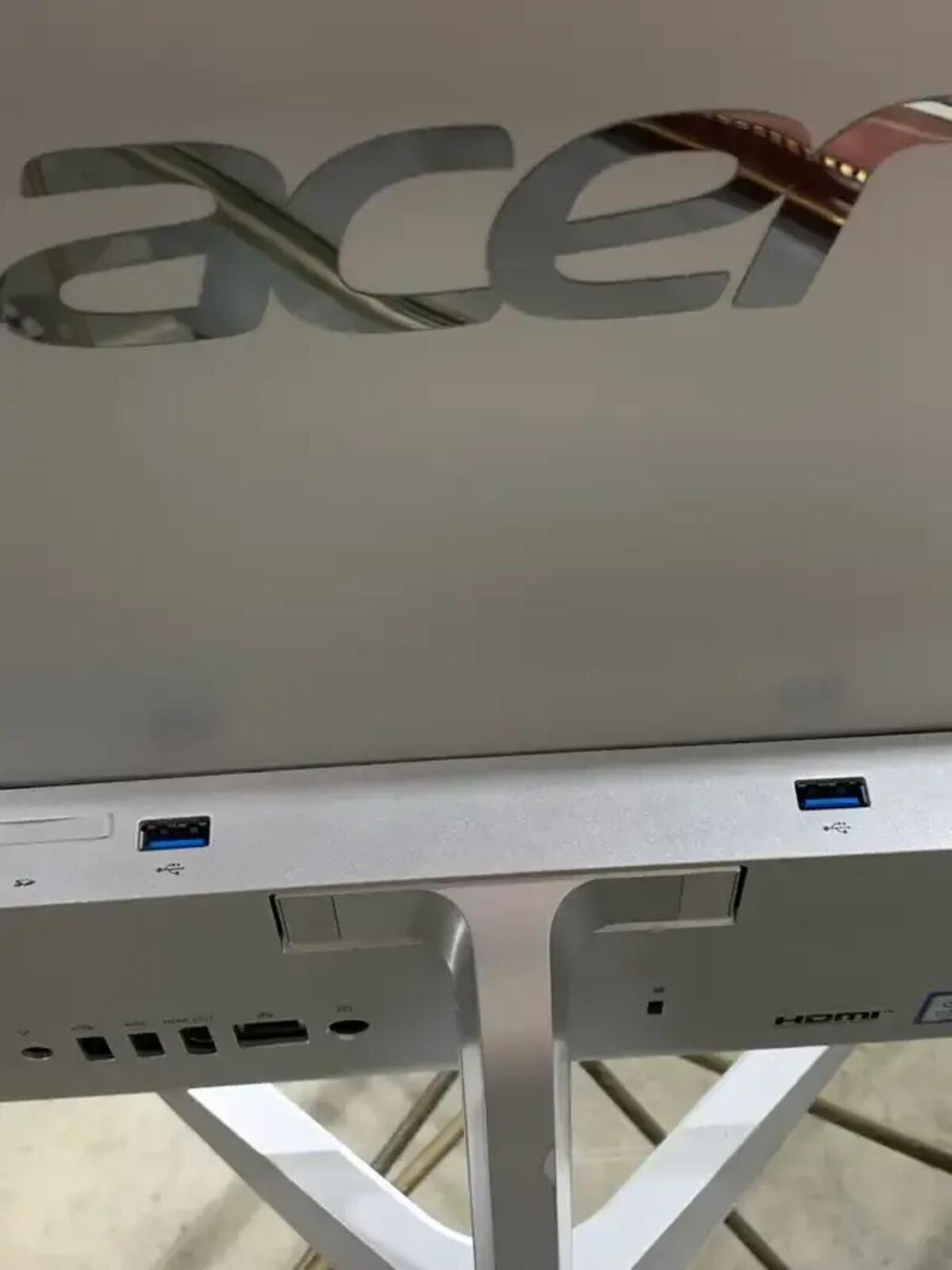 Acer Aspire 24” windows 10 Home intel Monitor