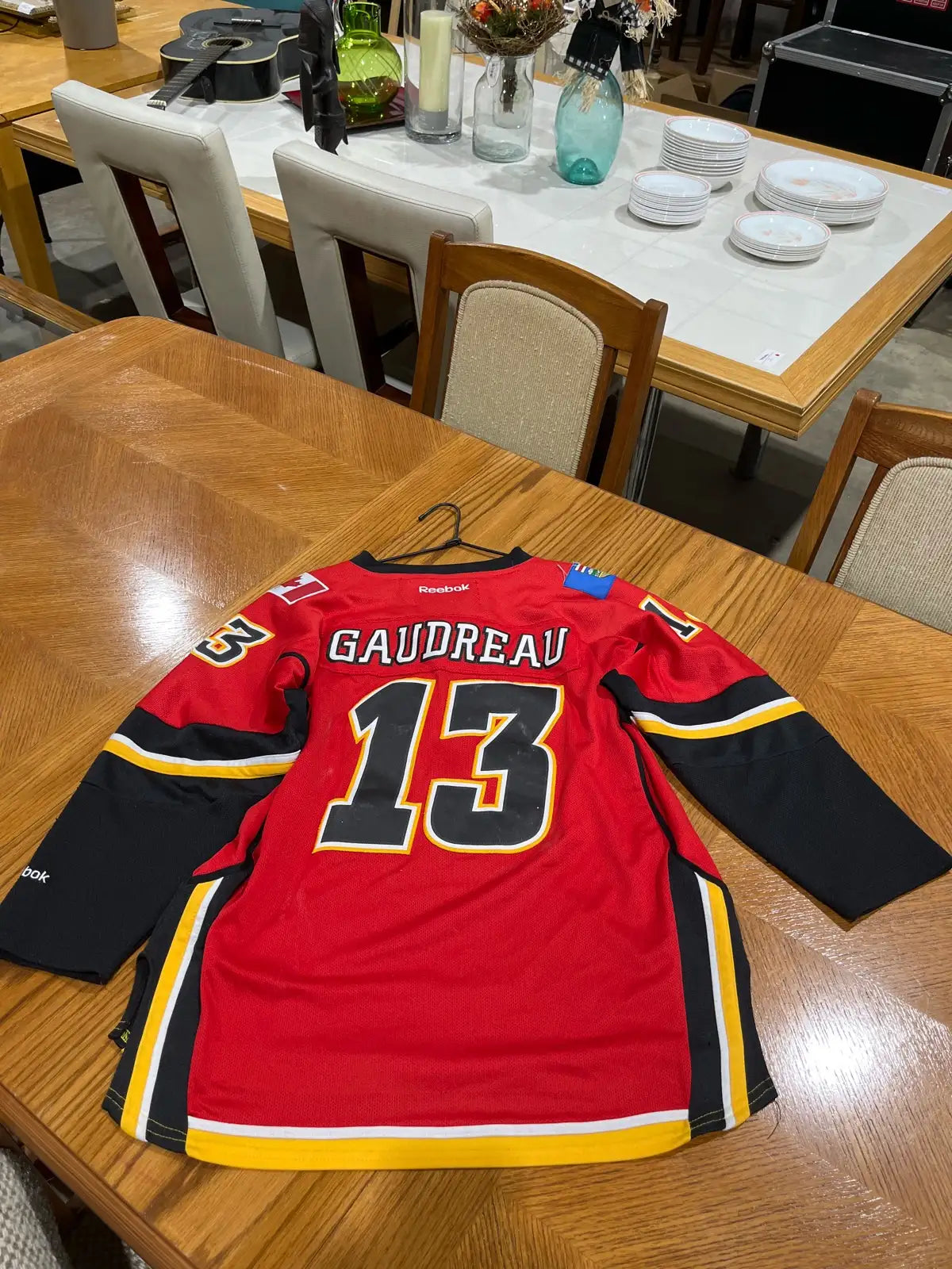 Calgary Flames Hockey Jersey Youth Size L/XL CCM Red NHL Flaws R