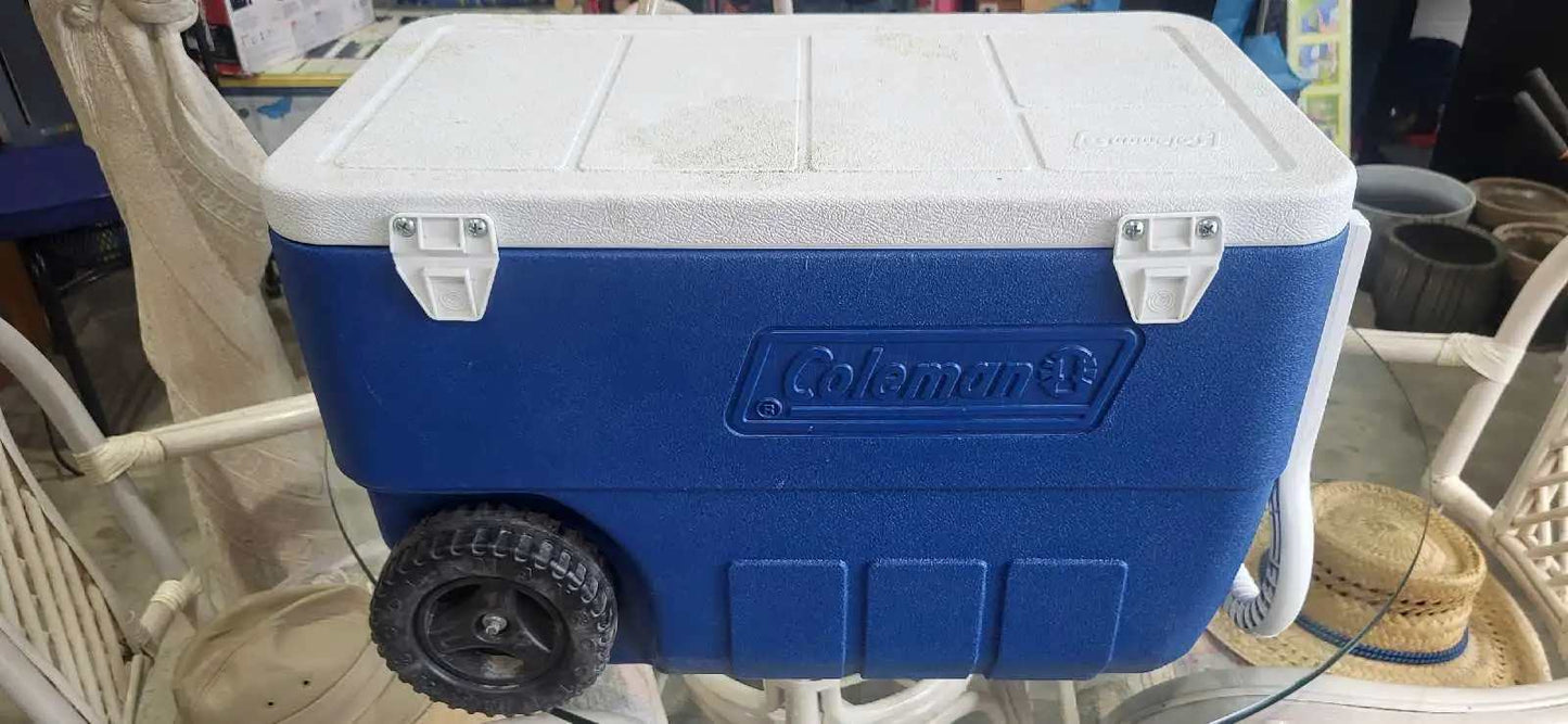 Coleman Cooler 47L - Blue - stains on lid