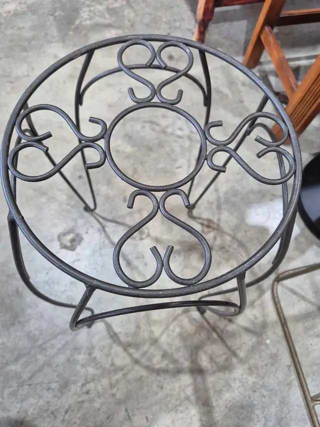 Metal Heart Plant Stand