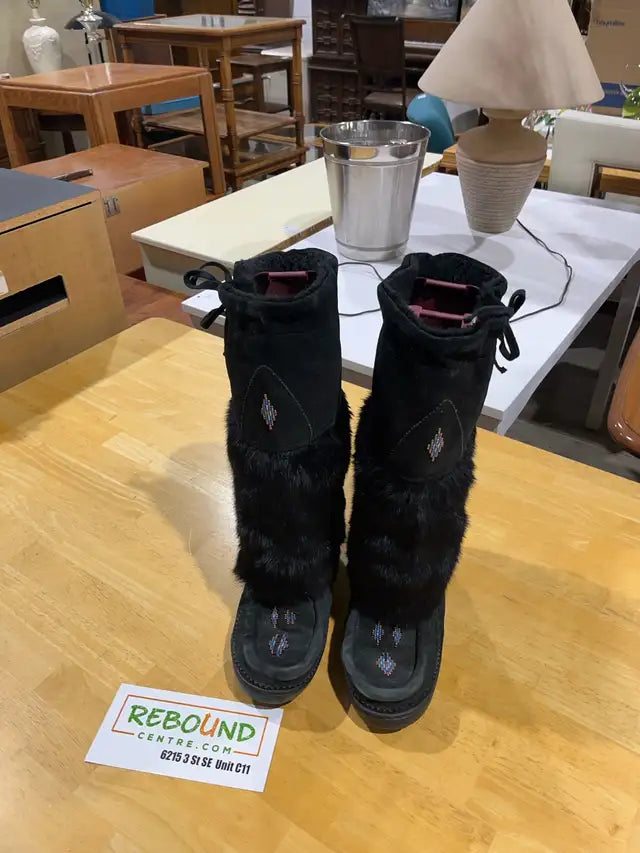 Manitobah Boots Size 8