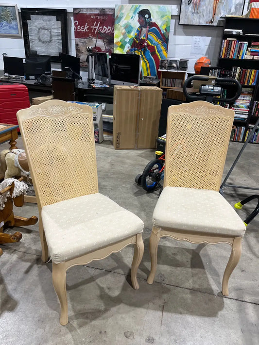 Dining chairs 6 are available