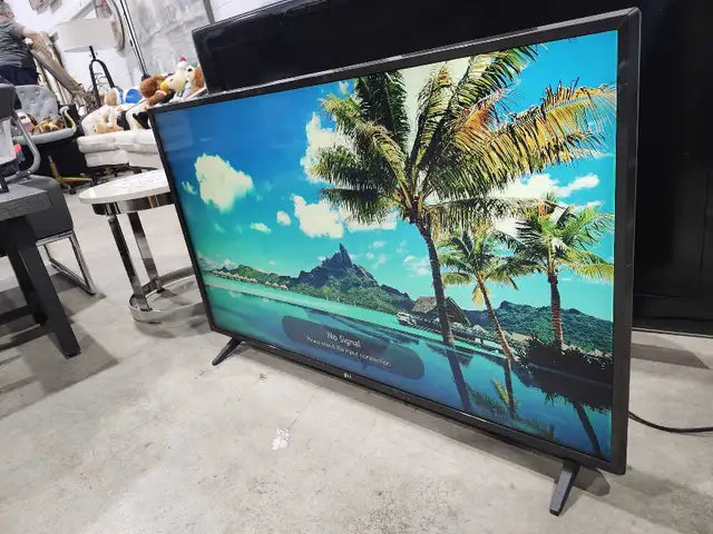 LG 43" 4K UHD Smart TV