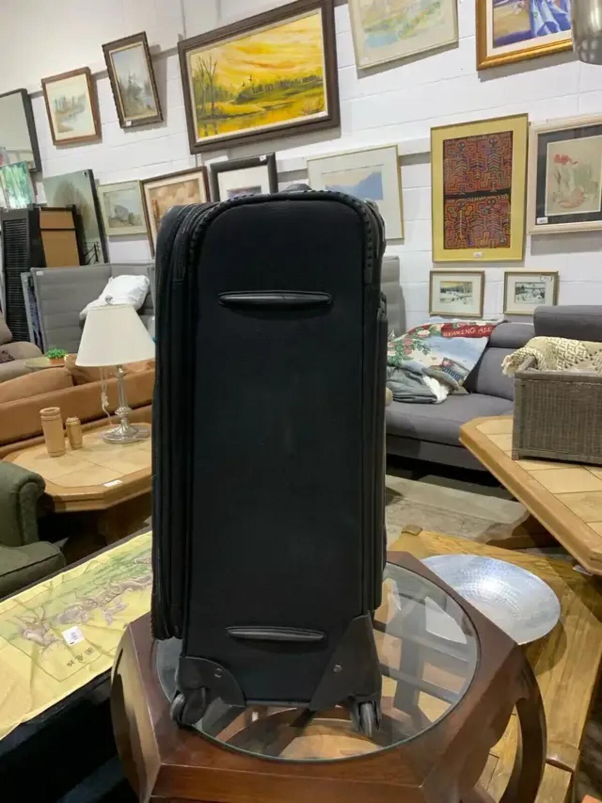 Medium Renwick Spinner Suitcase