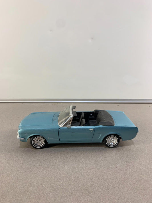 8832-F1 Ford Mustang 1965 Convertible Arcadian Blue Revell 1/18