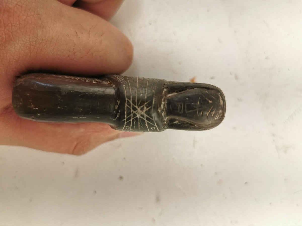 Sculpture vintage en pierre d'une femme portant un bébé sur son dos 4"