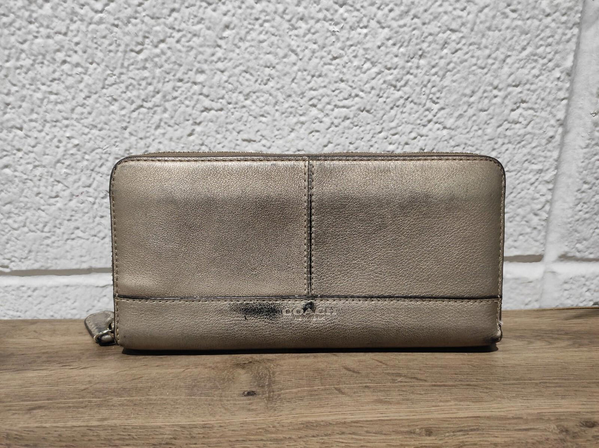 Portefeuille pochette zippé accordéon en cuir grainé argenté et doré Coach Park