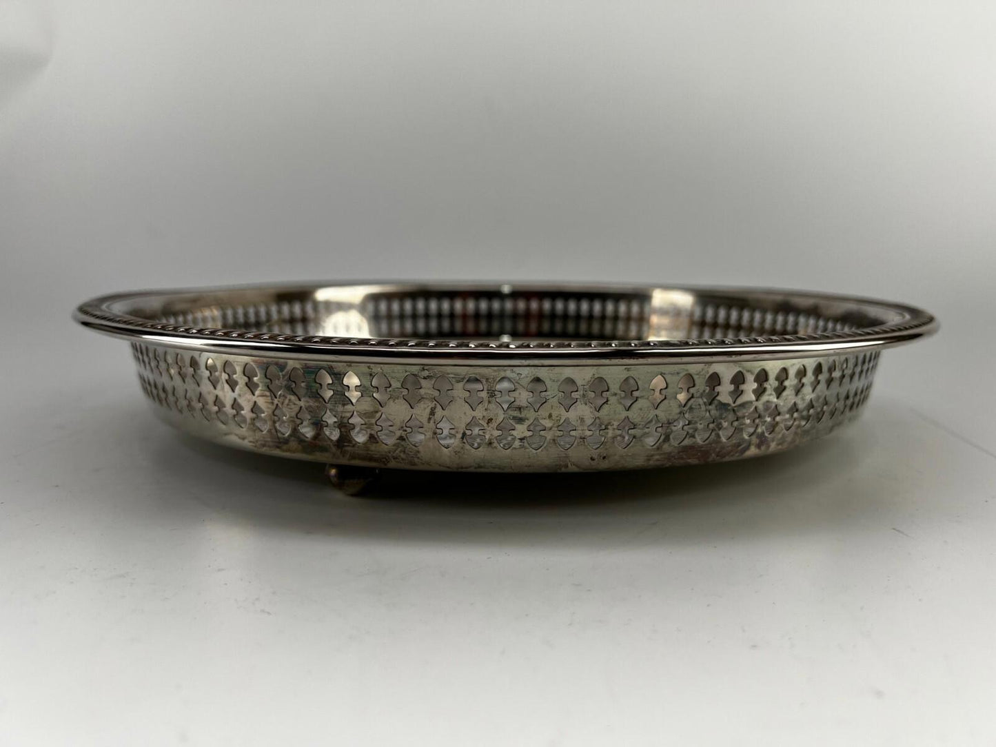 Marlboro Plate by Morton-Parker E.P Brass 2040 - Vintage Pre-owned - 12 inch