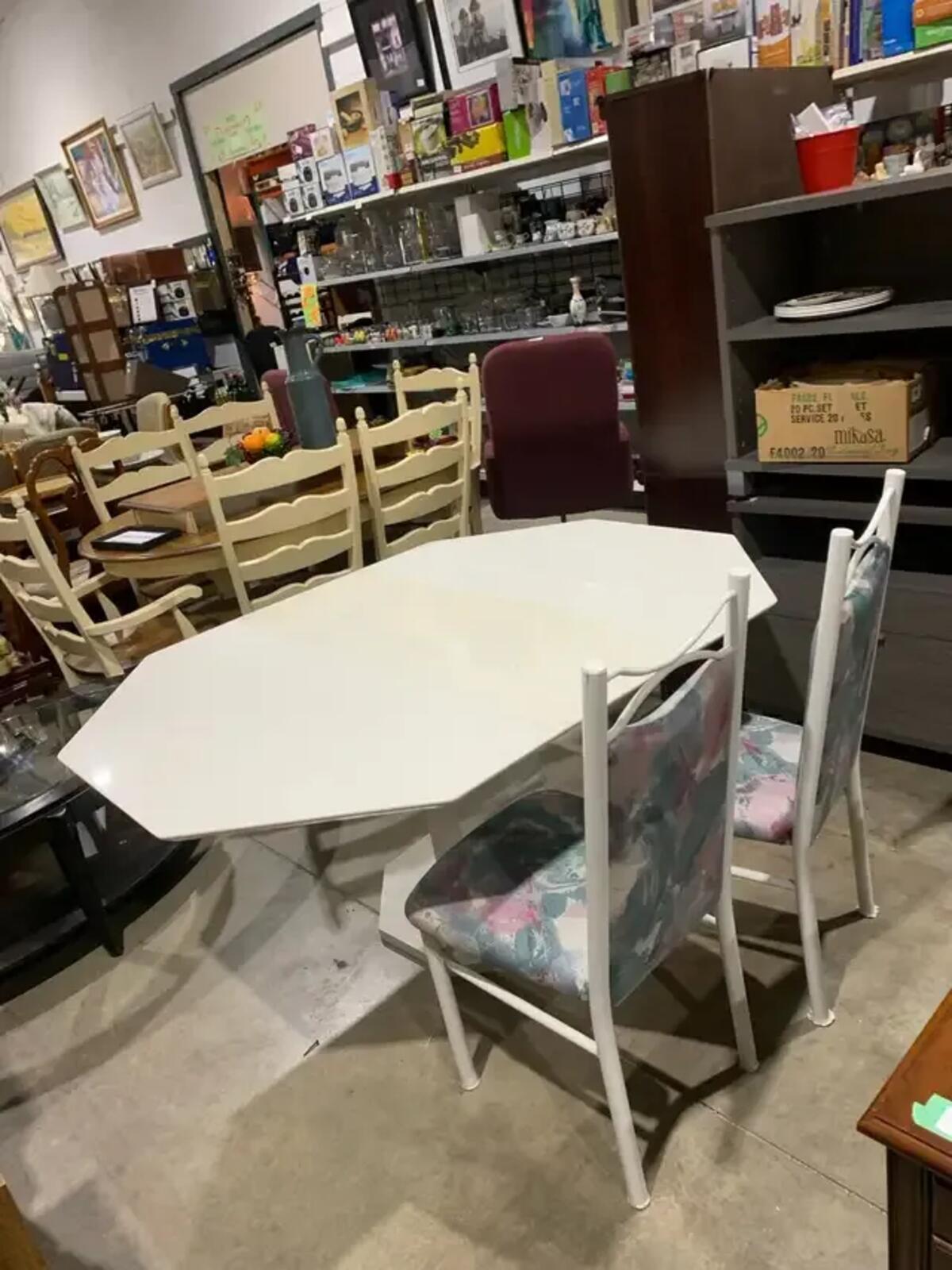 White Octagonal Dinning Table with Extending Leaf