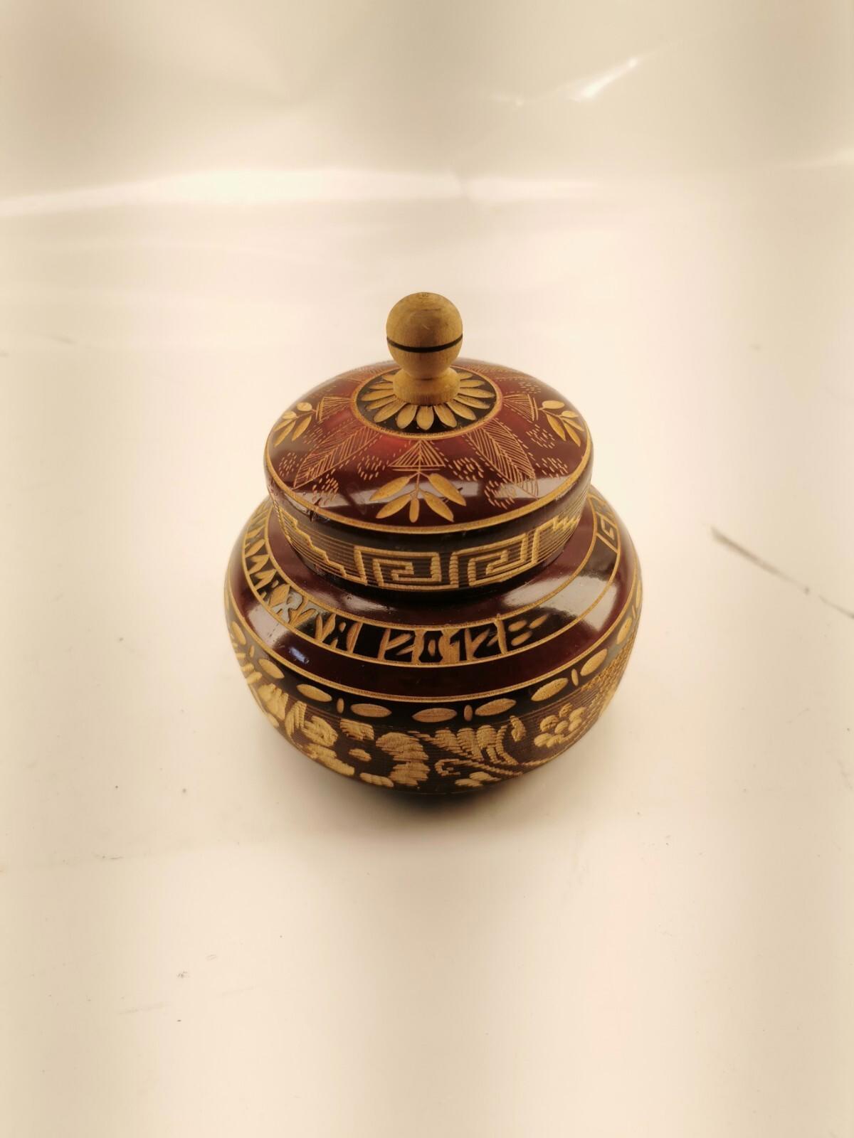 Élégante boîte vintage en bois sculpté à la main avec motif floral et couvercle / boîte à bibelots