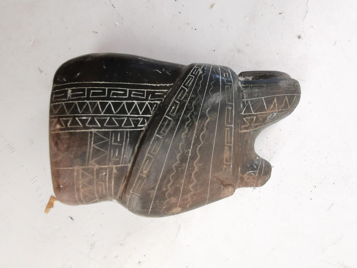 Sculpture vintage en pierre d'une femme portant un bébé sur son dos 4"
