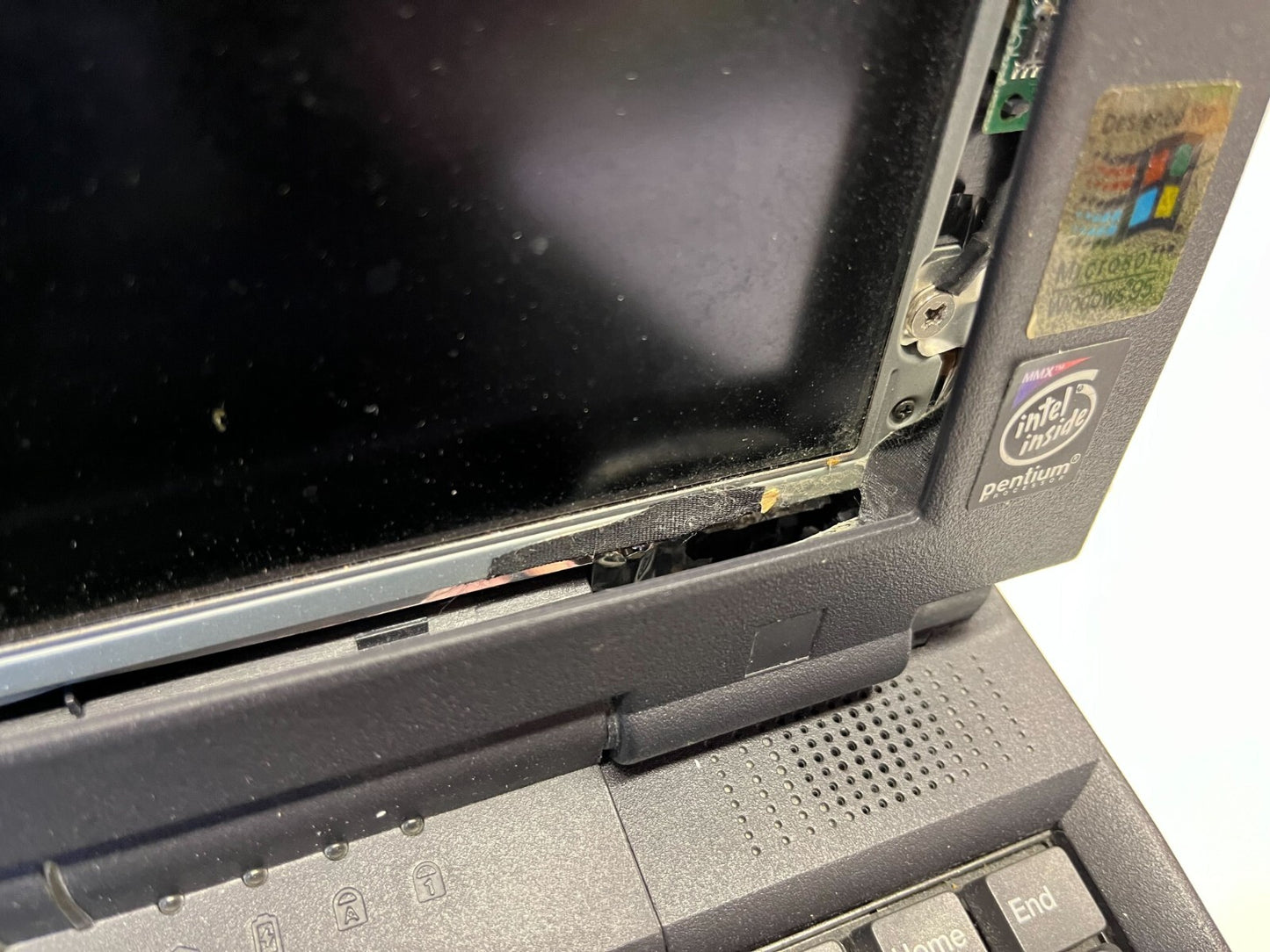 Acer Extensa 390 Vintage Laptop Pentium MMX 80MB RAM 20GB HDD Win98 Broken LCD