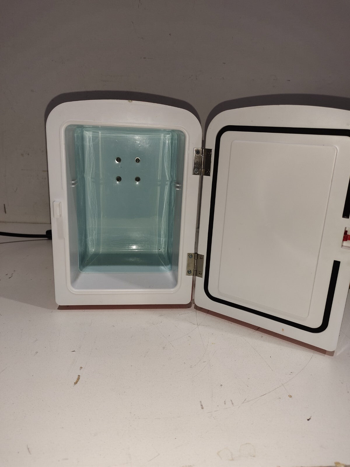 Coca Cola Coke Mini Fridge Koolatron KWC-4 Hot Cold Counter Can Polar Bear