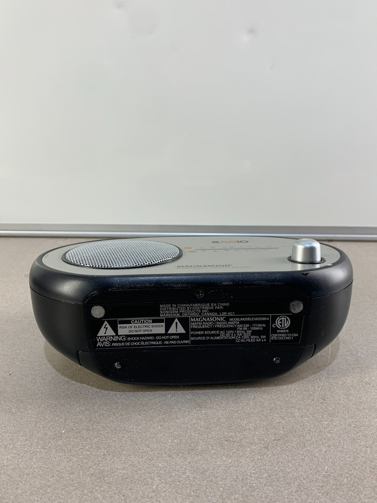 Vintage MAGNASONIC portable AM/FM Radio Model MCD300-4