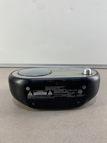 Vintage MAGNASONIC portable AM/FM Radio Model MCD300-4