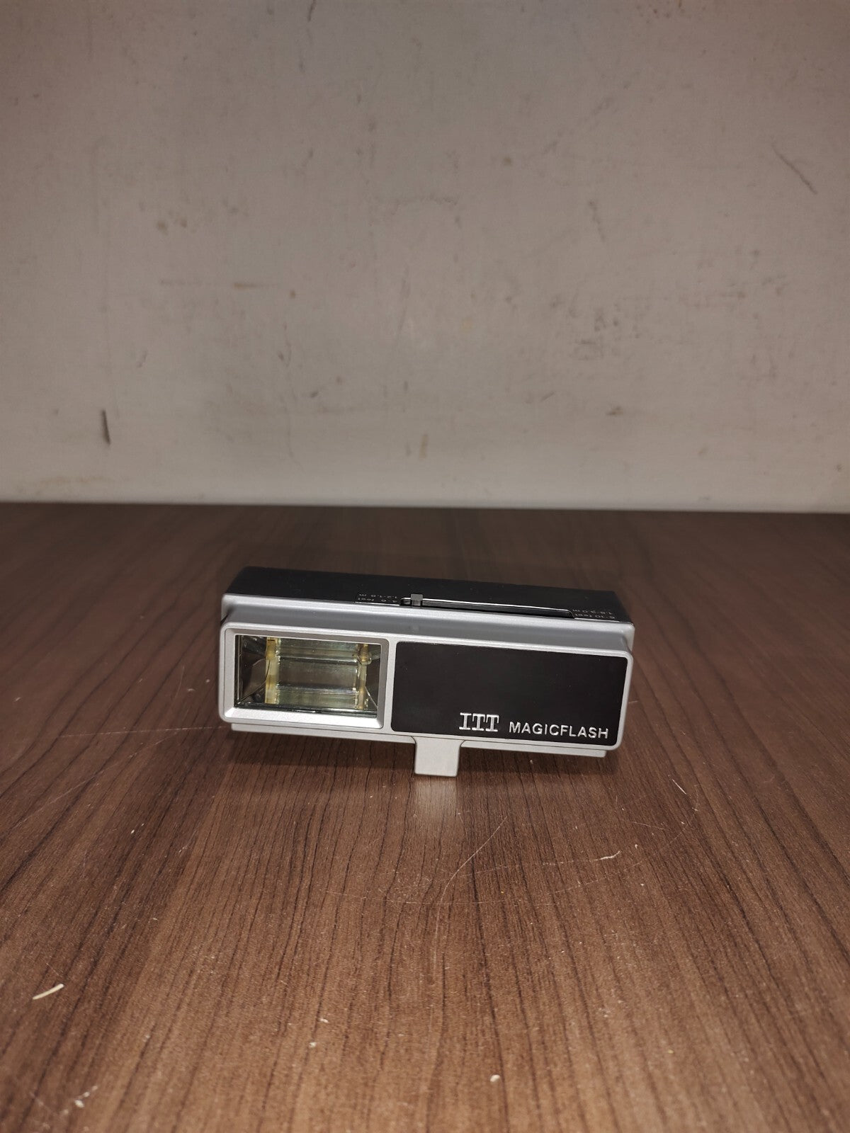 Vintage ITT Magicflash Electronic Flash Model EF-246 Kodak Instant Cameras EK6