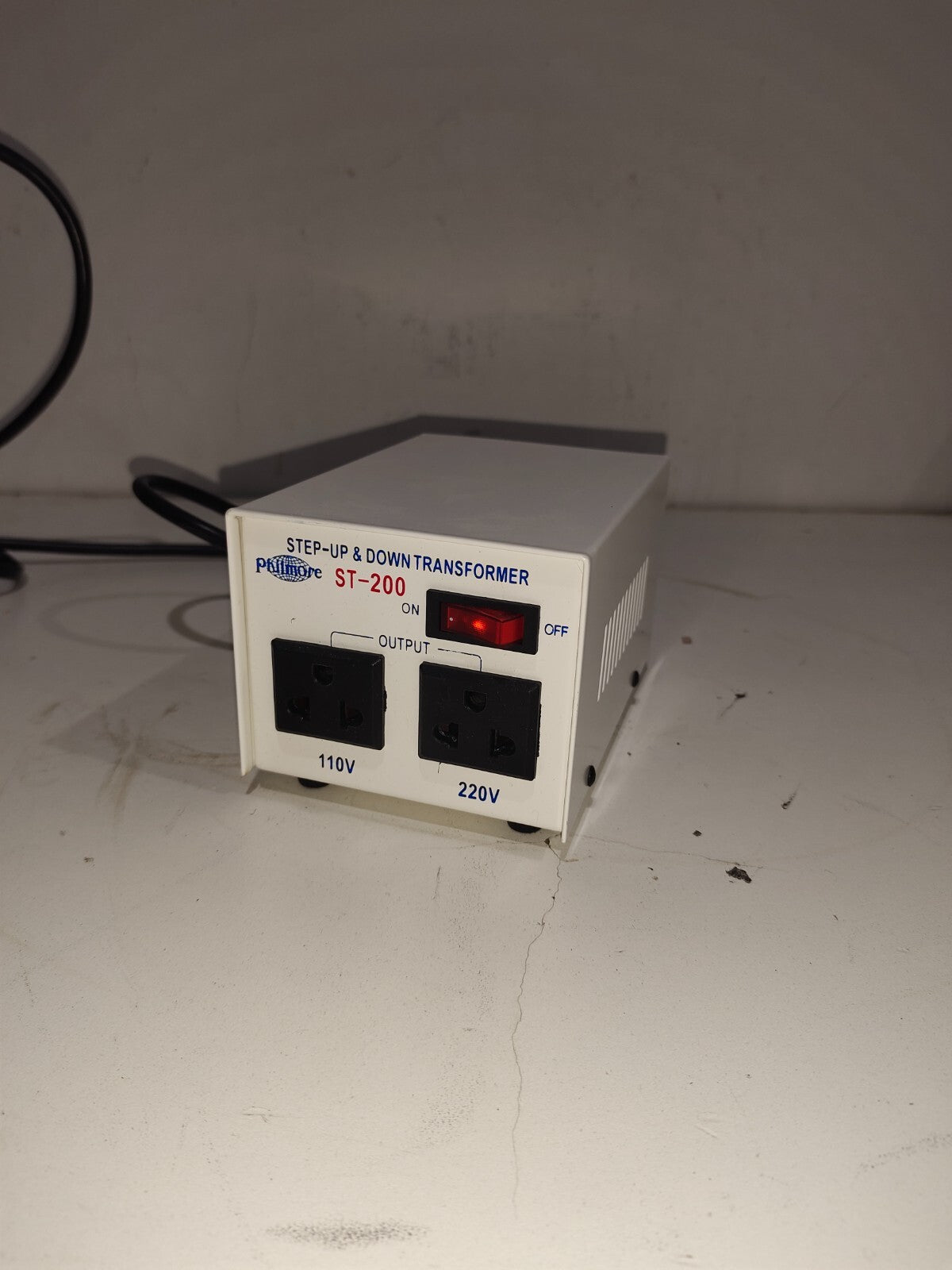 Philmore ST200 200 watt 110/220V Step Up Step Down Transformer