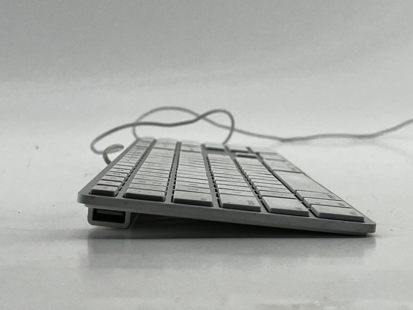 Apple A1243 - Wired Mac QWERTY - USB Keyboard w/ Numeric Keypad