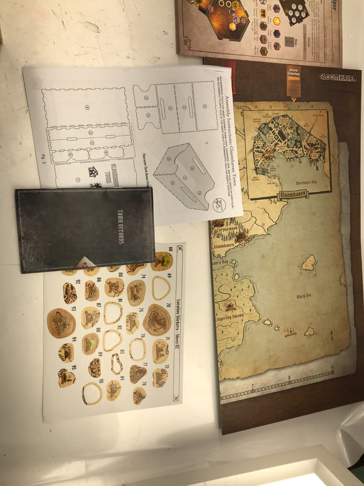 Gloomhaven Feuerland Strategy Board game Fantasy
