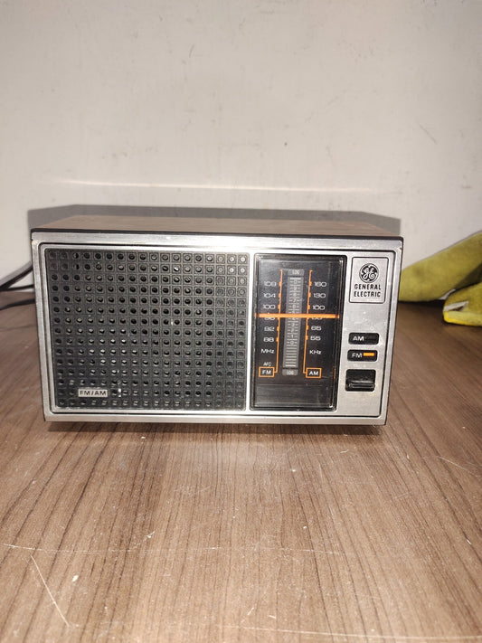 Vintage GENERAL ELECTRIC AM/FM Radio Model NO 7-4115B