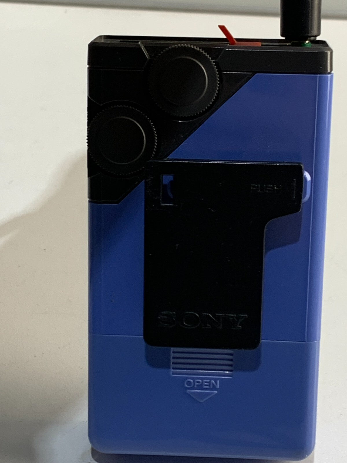 VINTAGE ORIGINAL FM SONY WALKMAN SRF-16W & SONY HEADPHONES