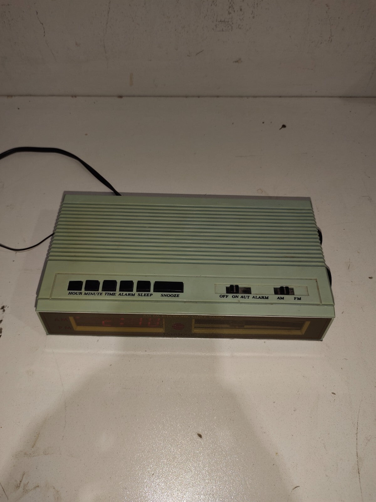 Eversonic KP-101 - Analog Clock along with Radio