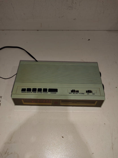 Eversonic KP-101 - Analog Clock along with Radio