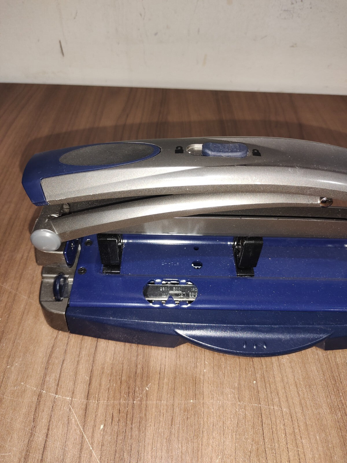 Staples One-Touch Adjustable 3-Hole Punch ~ 45 Sheet Capacity ~ Blue/Gray