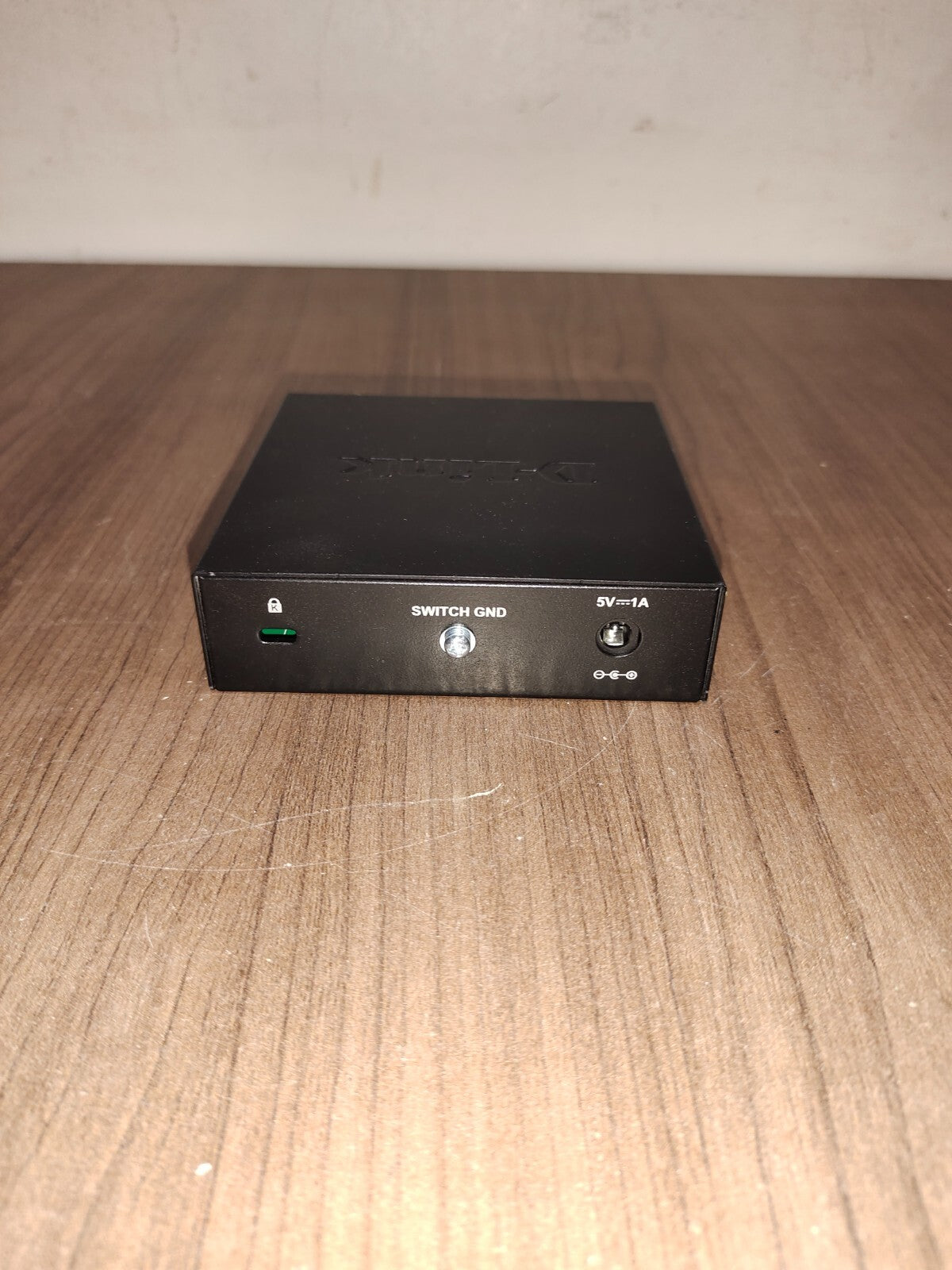 D-Link DGS-105 5-Port Gigabit Ethernet Switch - 1