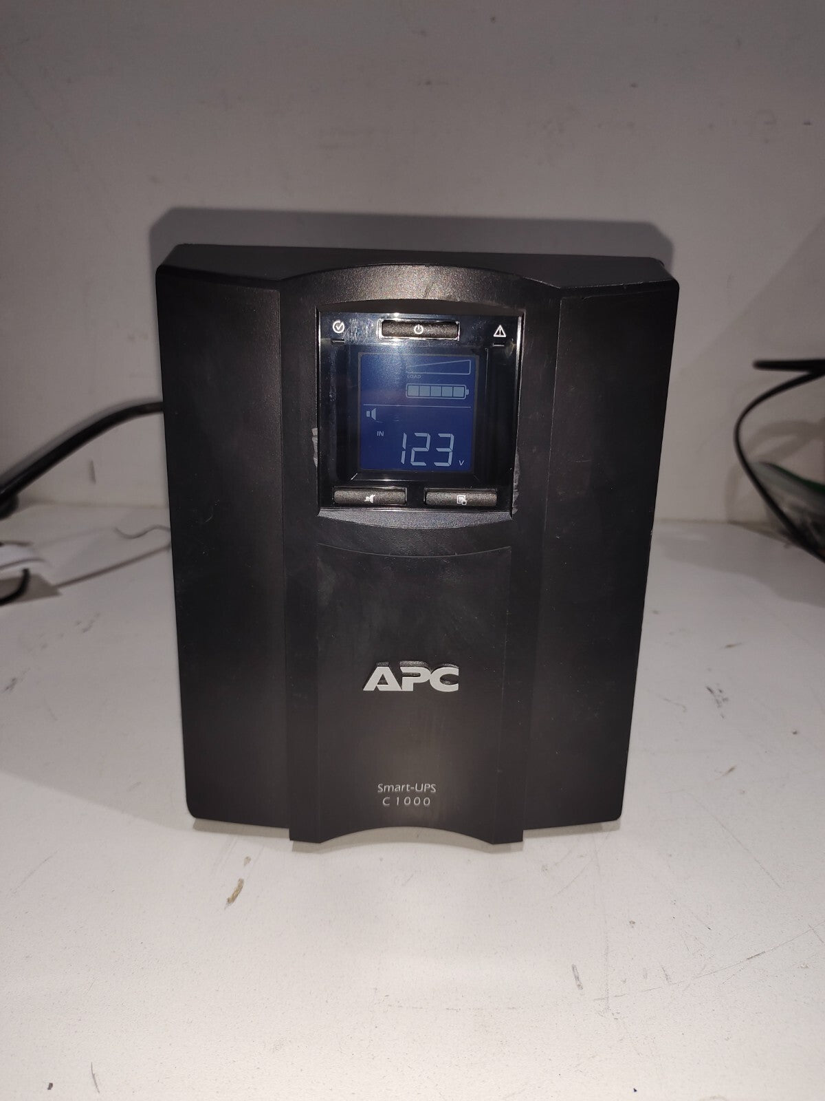 APC SMC1000 Smart-UPS C1000 8-Outlet 120V - 50/60 Hz UPS - 2