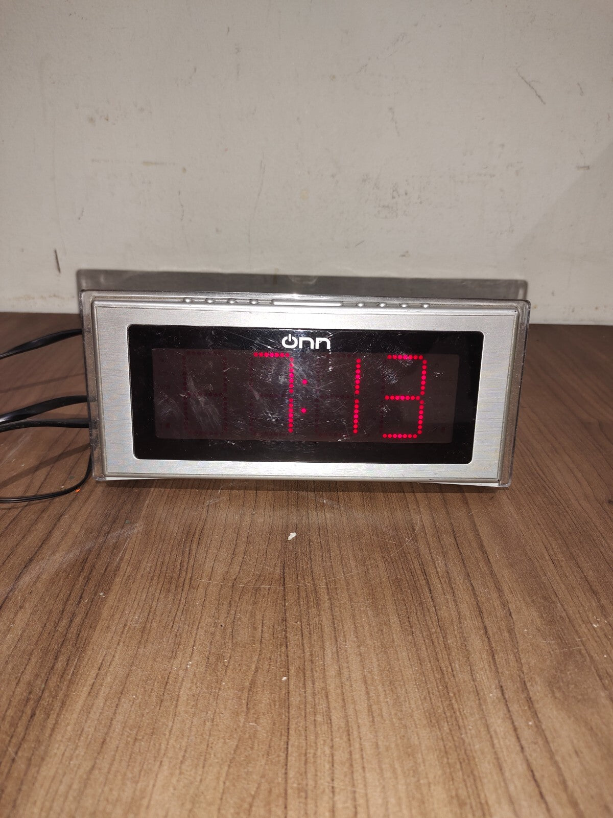 Onn ONMAAC301 - Digital AM/FM Clock Radio Dual Alarms with Snooze and Sleep