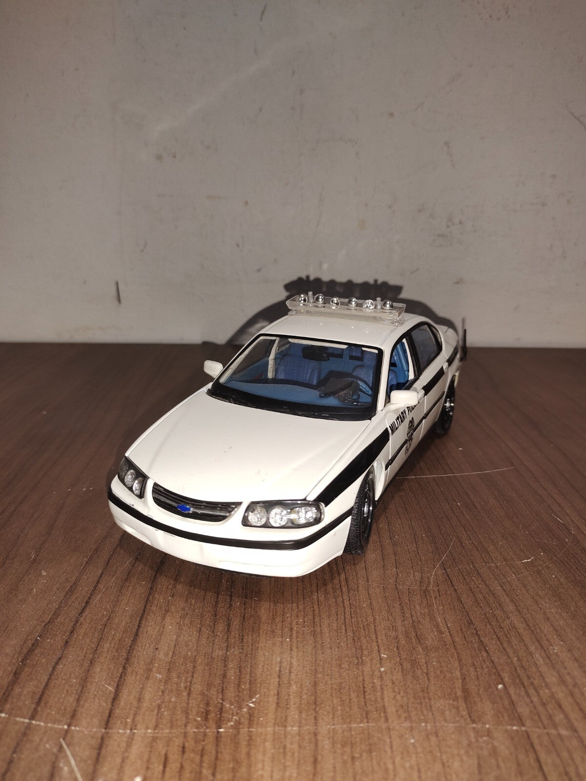 Maisto 1/24 Scale 9724G - 2000 Chevrolet Impala Military Police - White