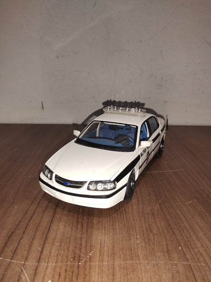 Maisto 1/24 Scale 9724G - 2000 Chevrolet Impala Military Police - White