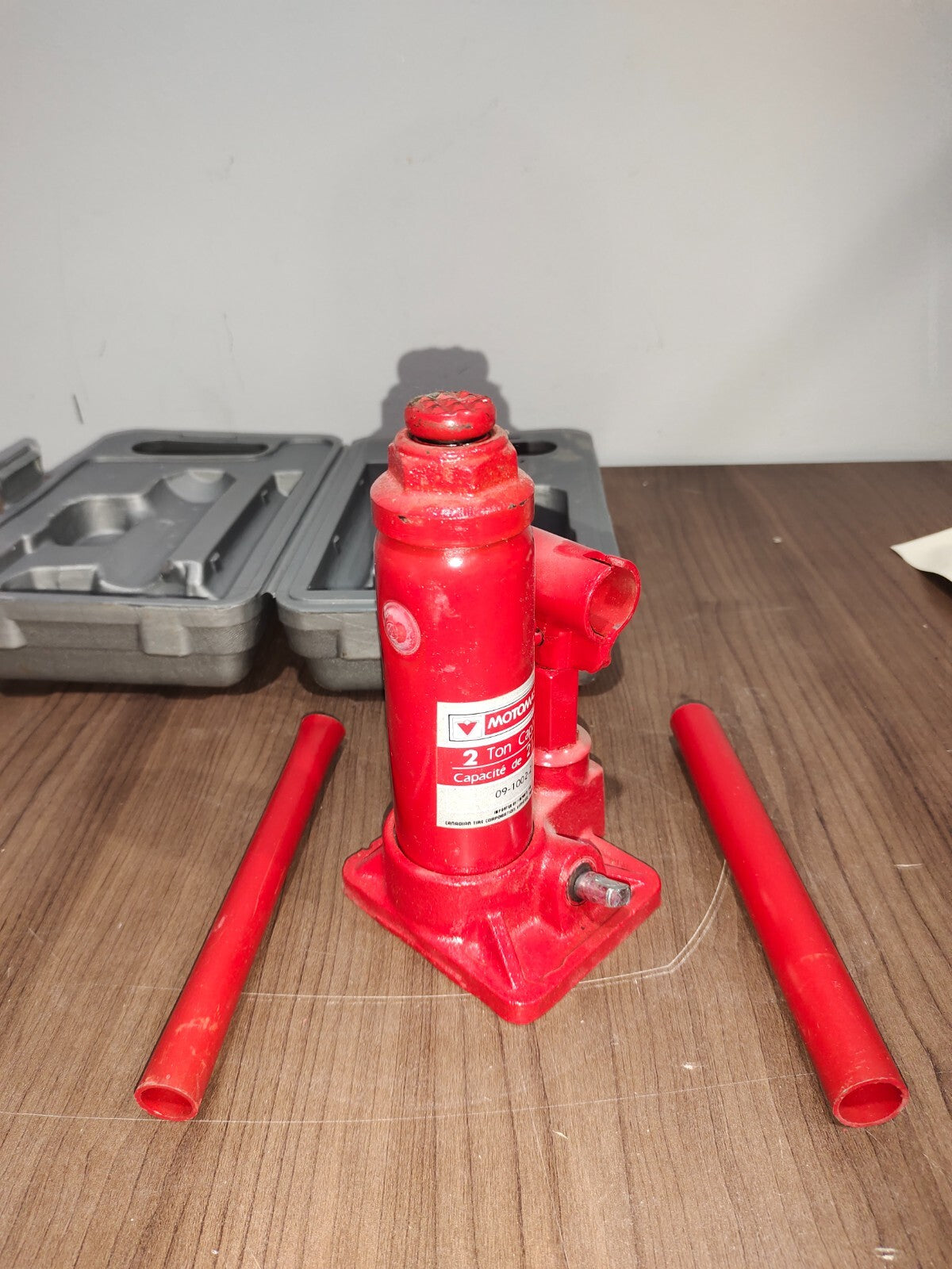 Motomaster Hydraulic Bottle Jack 2 Ton Capacity (Lift Range - 18-34.6cm)