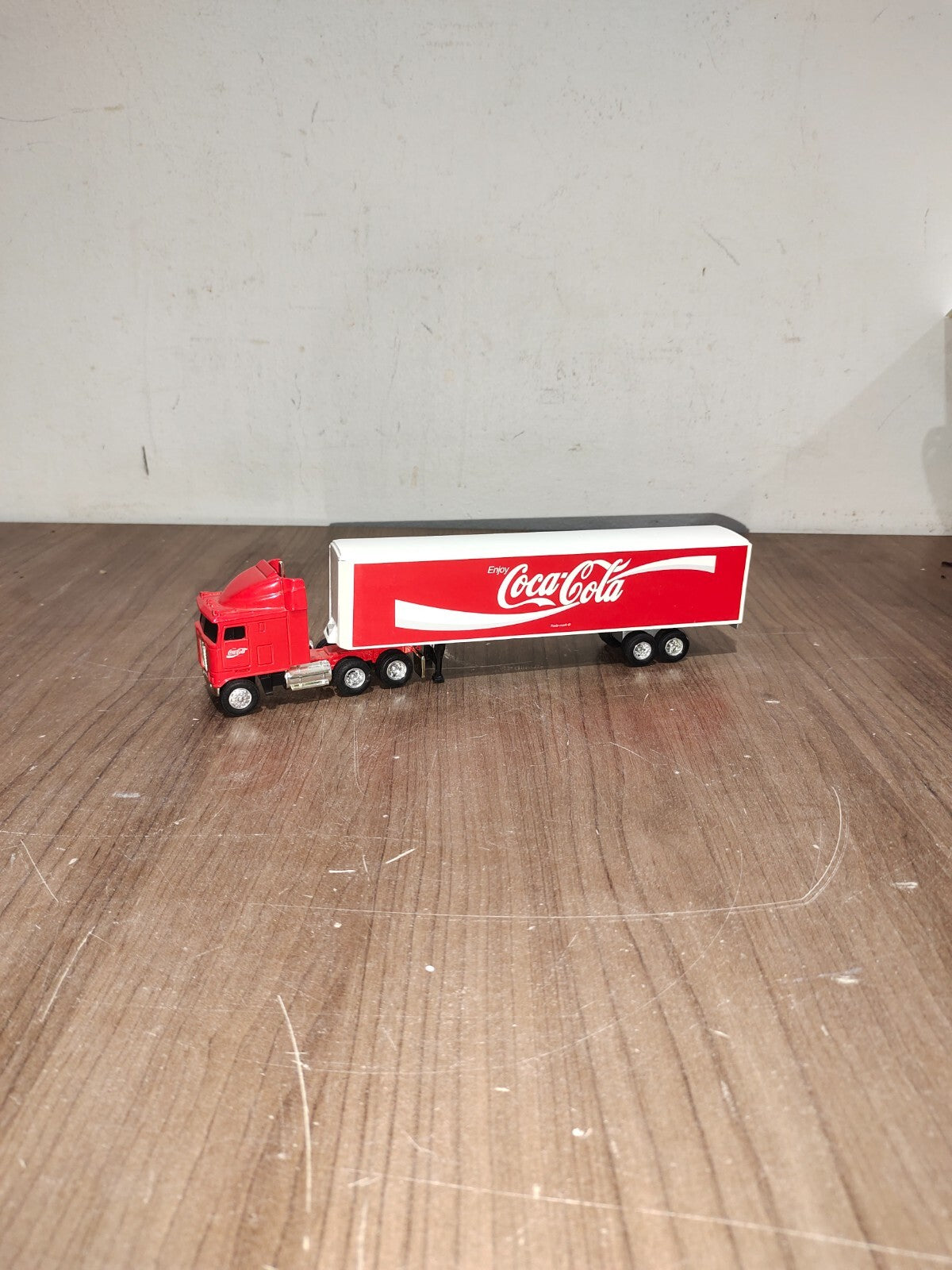 Coca Cola Holiday Semi Truck and Trailer 2006 Die Cast