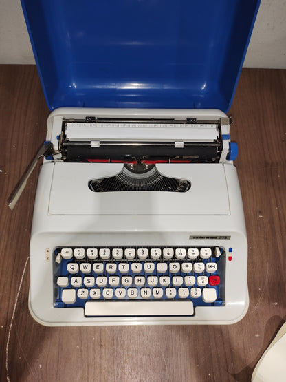 Portable Underwood 378 Manual Typewriter With Blue Travel Case