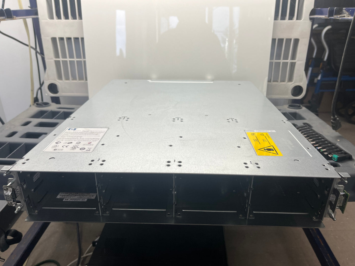 GOOD CONDITION HP StorageWorks AJ750A Chassis + 2x AJ751A I/O Modules + PSUs