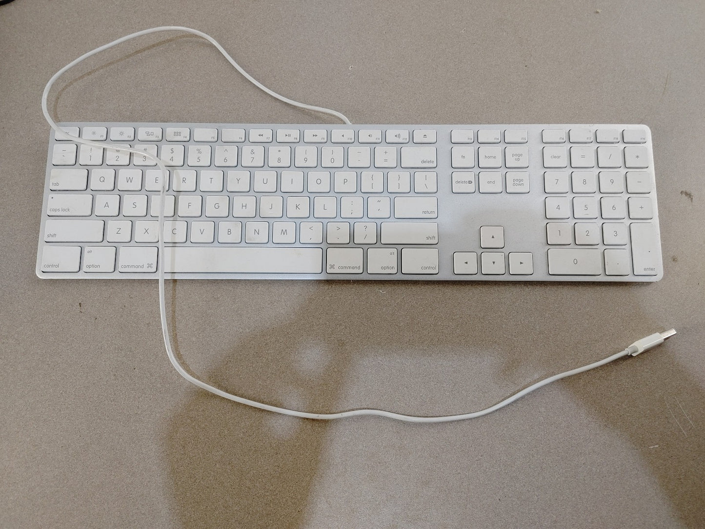 GOOD CONDITION Apple A1243 USB Keyboard White/Silver TESTED WORKING