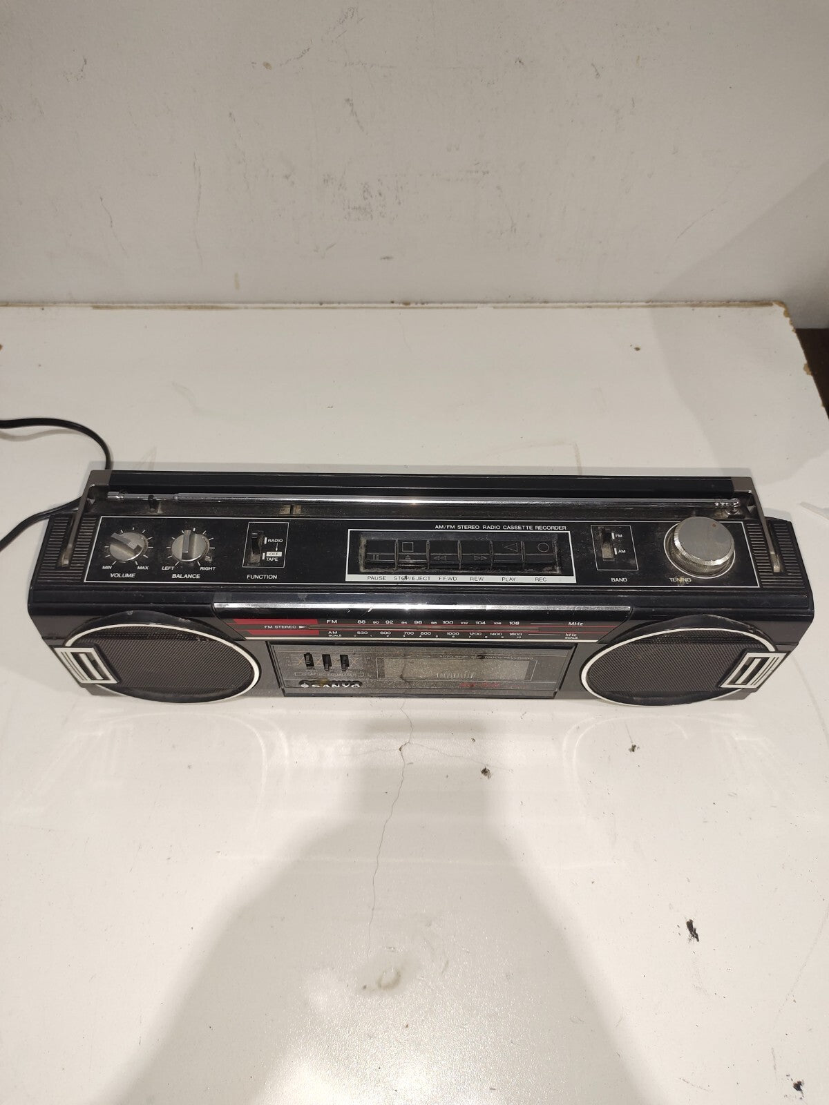 Vintage Sanyo Model No. M7030 Ac-dc Built In Am-Fm Battery Operated