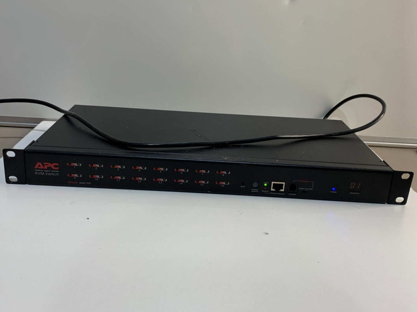 APC AP5202 16-Port Multi Platform Analog KVM Switch, TESTED