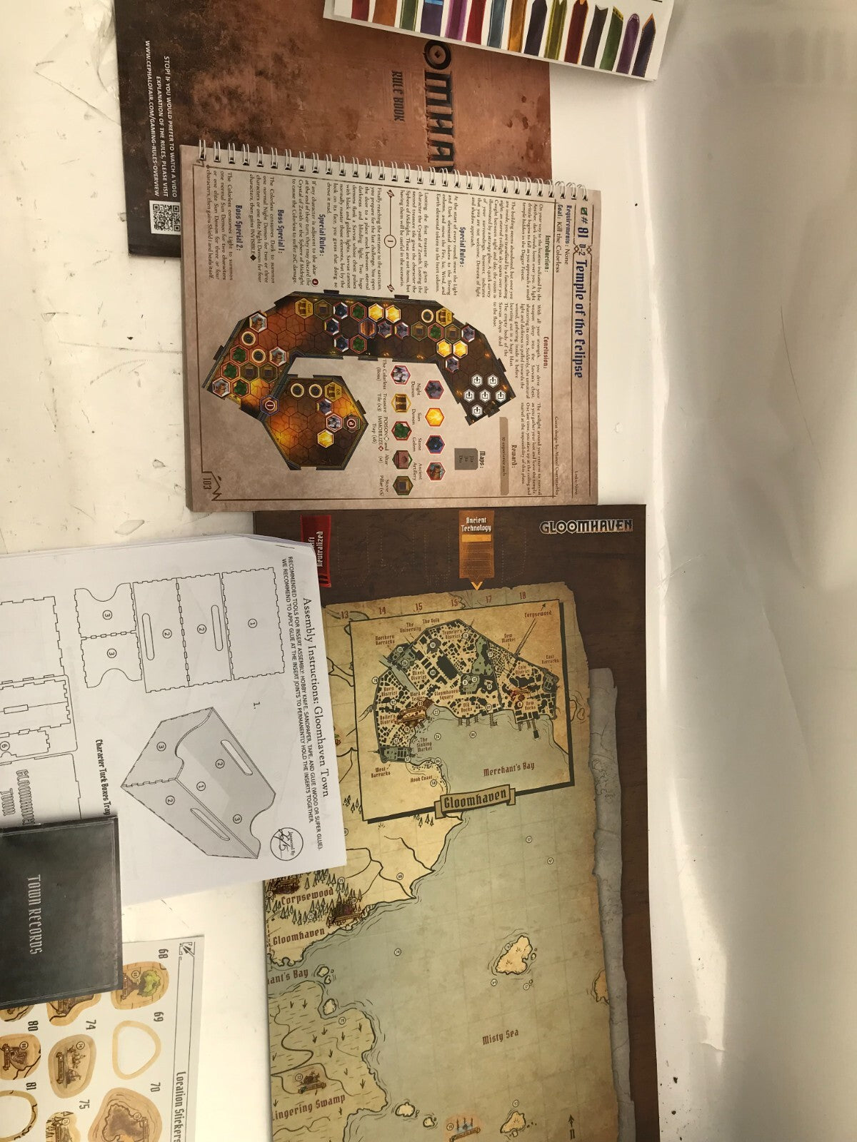 Gloomhaven Feuerland Strategy Board game Fantasy
