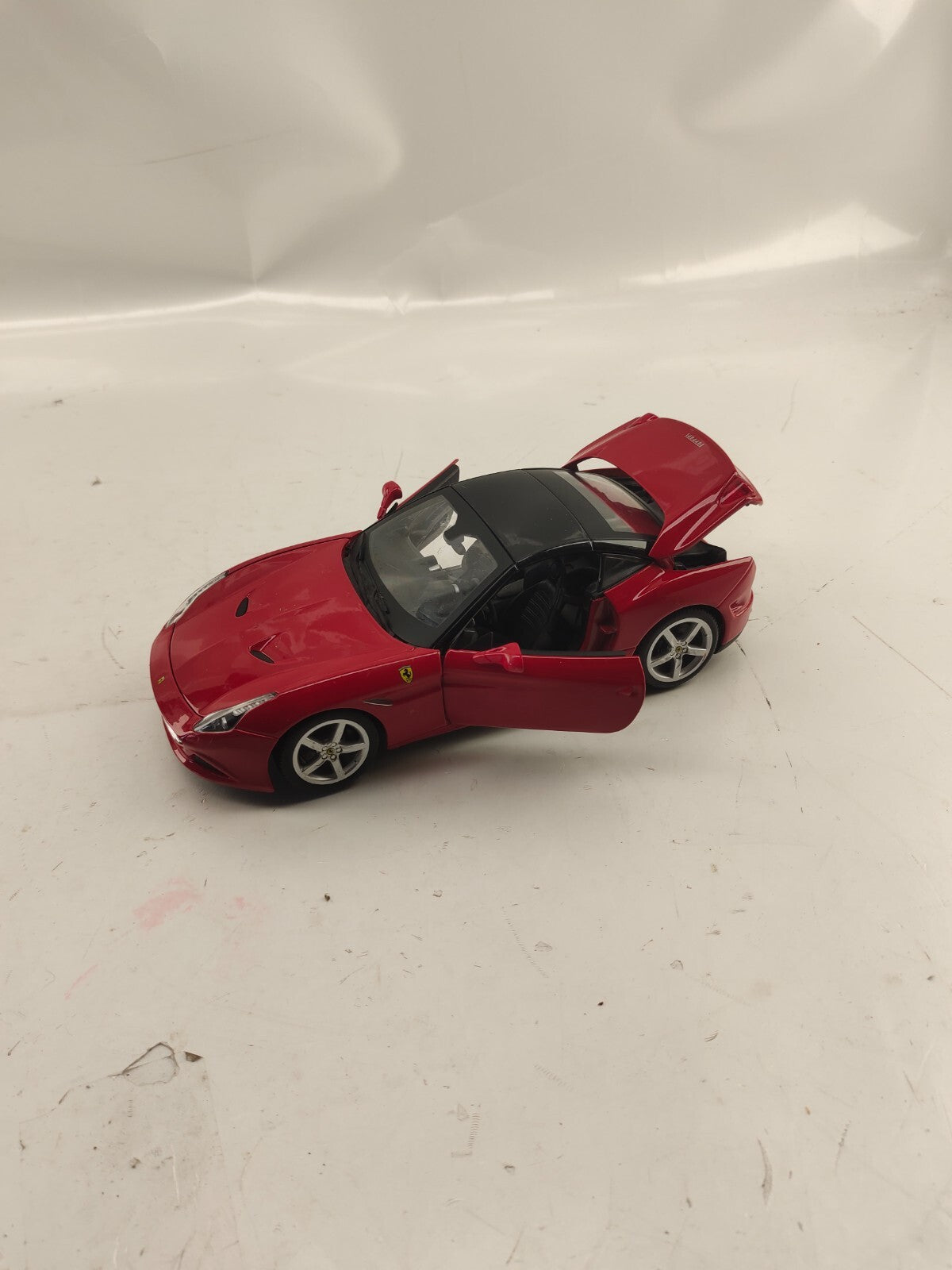 Maisto - Ferrari California T Closed Top Red  1:18 Opening Hood, Doors & Trunk