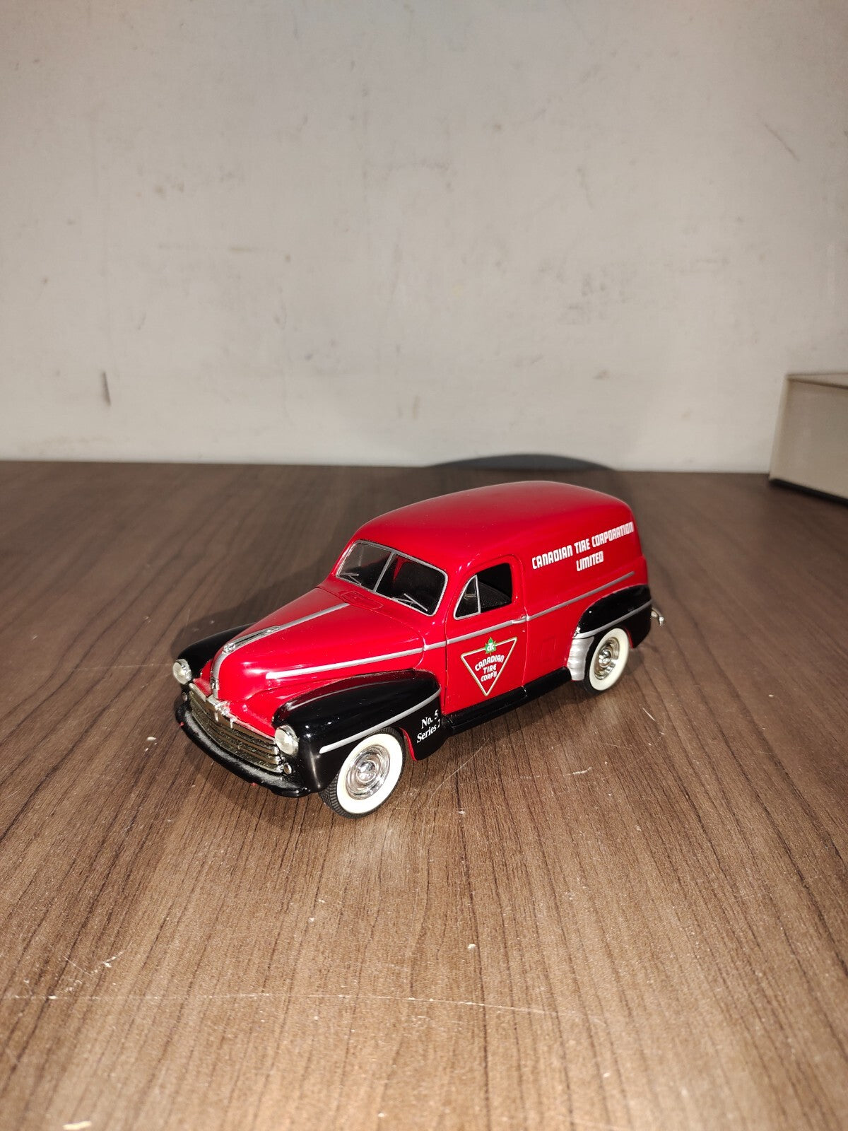 Canadian Tire Die-Cast MIB Liberty Classics 1947 Ford Van Employee Edition